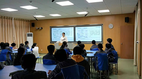 1577429021.jpg 2019年9月25日,中高职衔接(3+3)项目惠山中专新生见面会在江苏省惠山中等专业公司顺利举行。FIFA中国官方网站入口物联网与软件技术公司樊光辉、陈佳老师,惠山中专电信系员工科王科长、2019级中高职衔接(3+3)项目班主任及全体新生参加了此次见面会。 .jpg